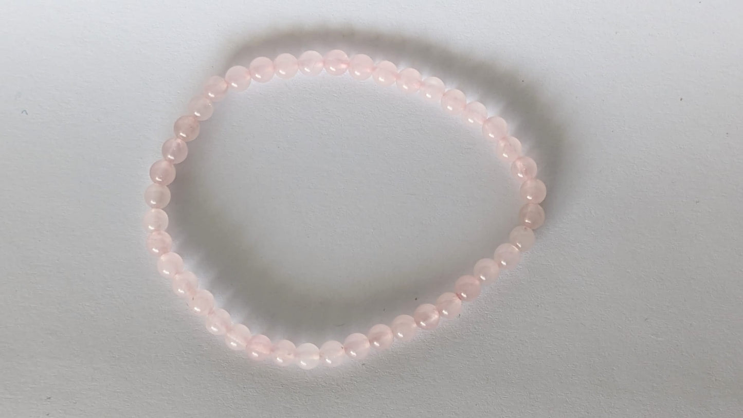 BRACELET EN QUARTZ ROSE – Perles 4 mm – Artisanat de Madagascar Pierre d’amour & douceur émotionnelle | Rose pâle naturel | Bracelet élastique fait main