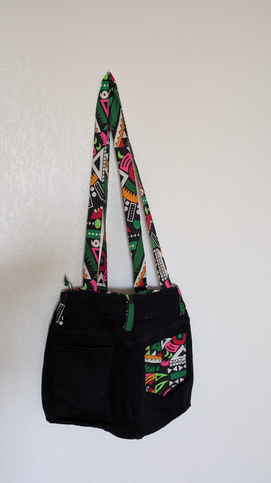 SAC À MAIN EN JEAN & TISSU WAX – Artisanat de Madagascar Pièce unique & éthique | Création faite main par Mme Yvonne | Style moderne & authentique
