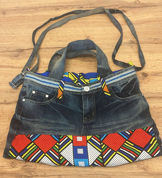 SAC À MAIN EN JEAN & TISSU WAX – Artisanat de Madagascar Pièce unique & éthique | Création faite main par Mme Yvonne | Style moderne & authentique