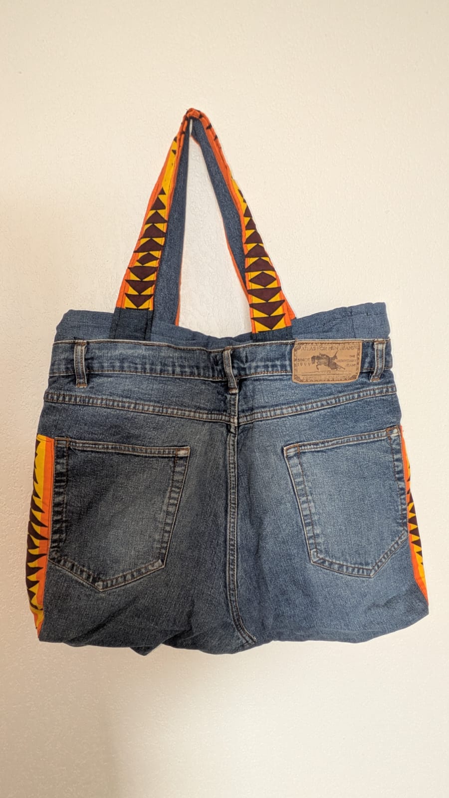 SAC À MAIN EN JEAN & TISSU WAX – Artisanat de Madagascar Pièce unique & éthique | Création faite main par Mme Yvonne | Style moderne & authentique