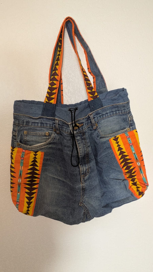 SAC À MAIN EN JEAN & TISSU WAX – Artisanat de Madagascar Pièce unique & éthique | Création faite main par Mme Yvonne | Style moderne & authentique