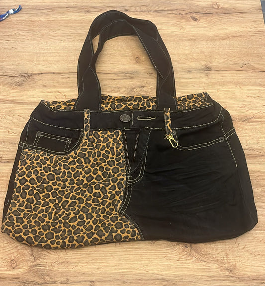 SAC À MAIN EN JEAN & TISSU WAX – Artisanat de Madagascar Pièce unique & éthique | Création faite main par Mme Yvonne | Style moderne & authentique