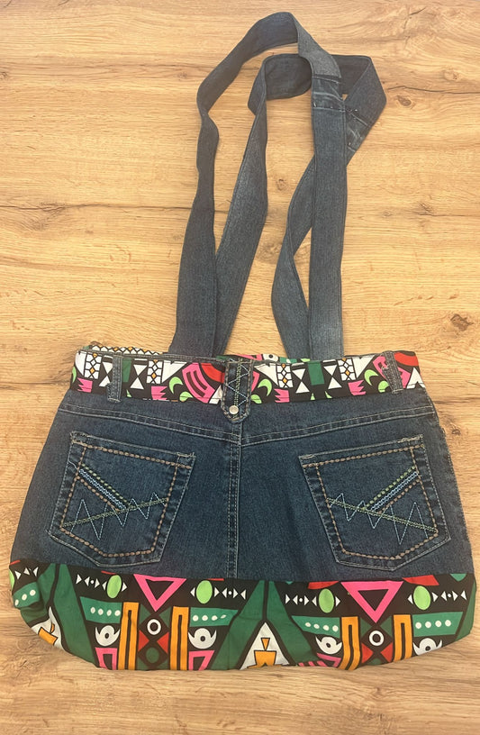 SAC À MAIN EN JEAN & TISSU WAX – Artisanat de Madagascar Pièce unique & éthique | Création faite main par Mme Yvonne | Style moderne & authentique