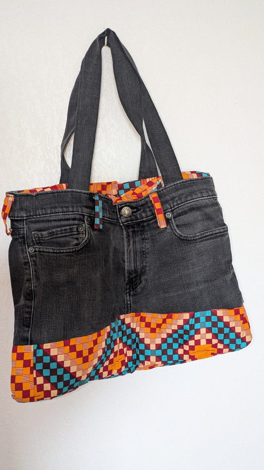 SAC À MAIN EN JEAN & TISSU WAX – Artisanat de Madagascar Pièce unique & éthique | Création faite main par Mme Yvonne | Style moderne & authentique