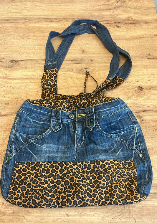 SAC À MAIN EN JEAN & TISSU WAX – Artisanat de Madagascar Pièce unique & éthique | Création faite main par Mme Yvonne | Style moderne & authentique