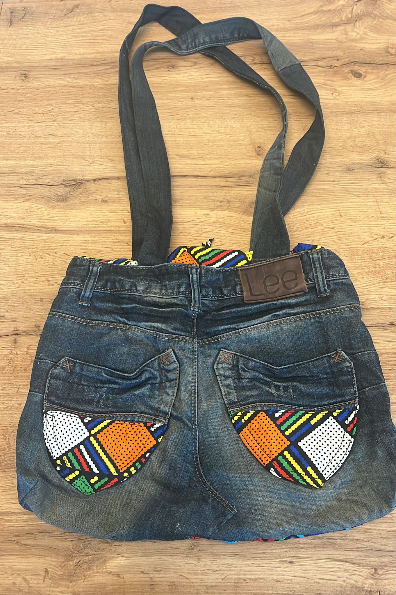 SAC À MAIN EN JEAN & TISSU WAX – Artisanat de Madagascar Pièce unique & éthique | Création faite main par Mme Yvonne | Style moderne & authentique