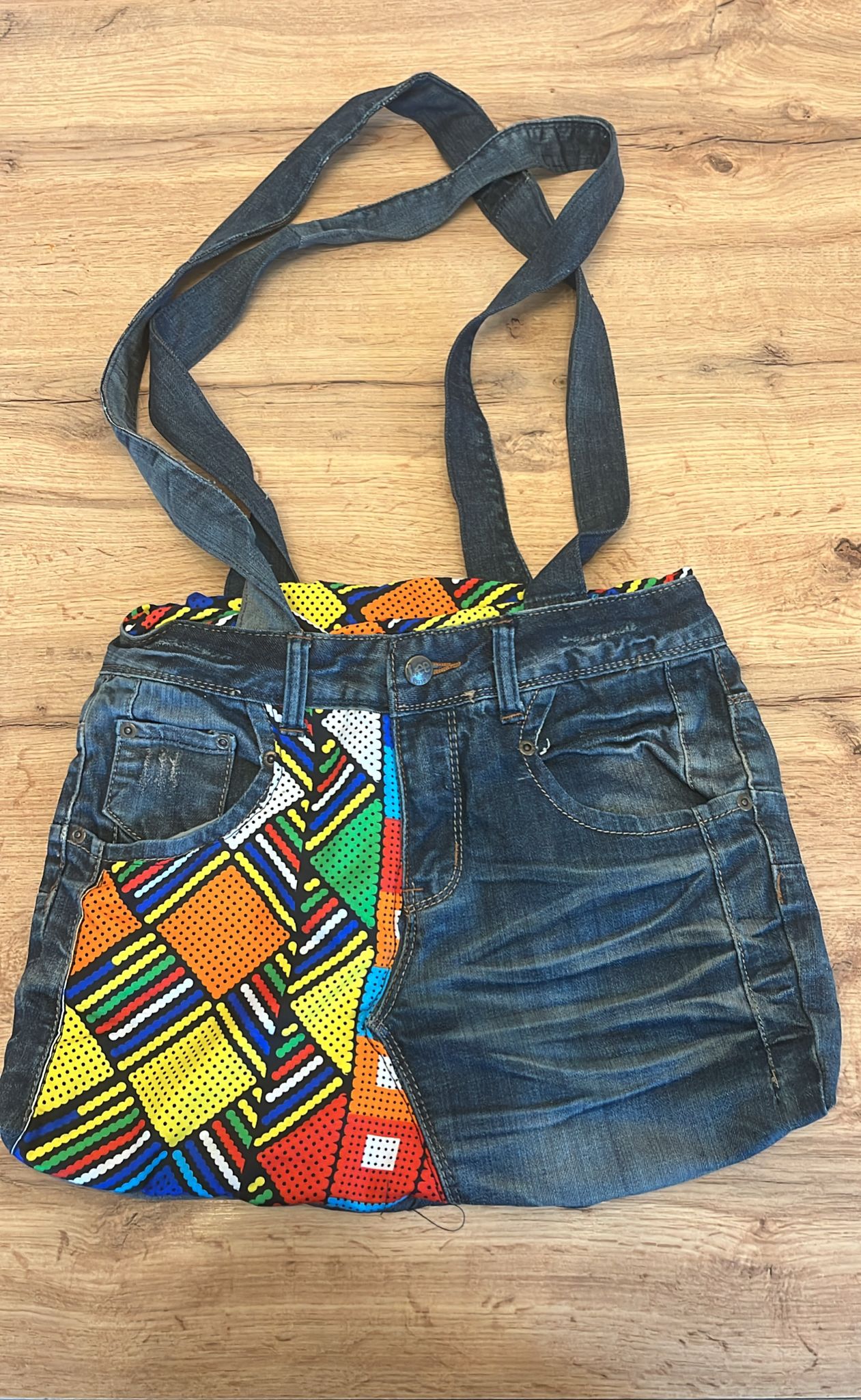 SAC À MAIN EN JEAN & TISSU WAX – Artisanat de Madagascar Pièce unique & éthique | Création faite main par Mme Yvonne | Style moderne & authentique