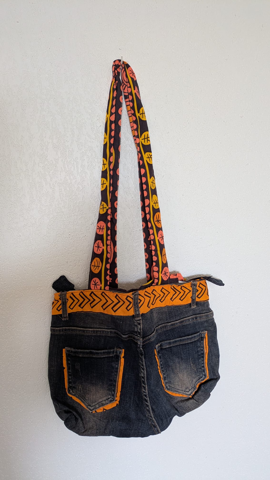 SAC À MAIN EN JEAN & TISSU WAX – Artisanat de Madagascar Pièce unique & éthique | Création faite main par Mme Yvonne | Style moderne & authentique