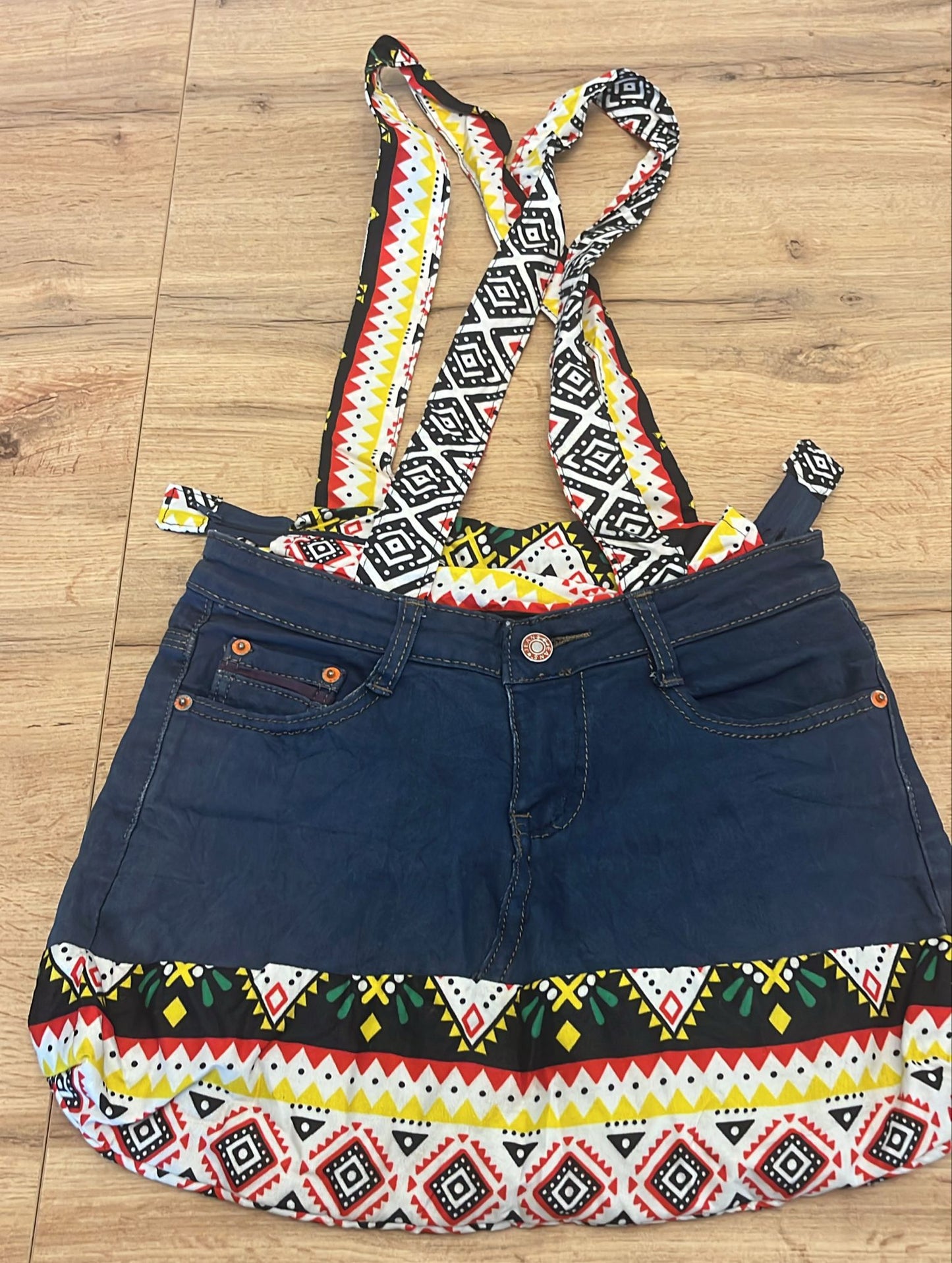 SAC À MAIN EN JEAN & TISSU WAX – Artisanat de Madagascar Pièce unique & éthique | Création faite main par Mme Yvonne | Style moderne & authentique