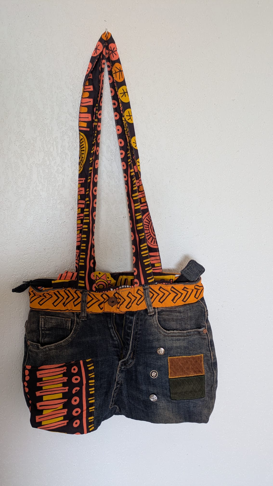 SAC À MAIN EN JEAN & TISSU WAX – Artisanat de Madagascar Pièce unique & éthique | Création faite main par Mme Yvonne | Style moderne & authentique