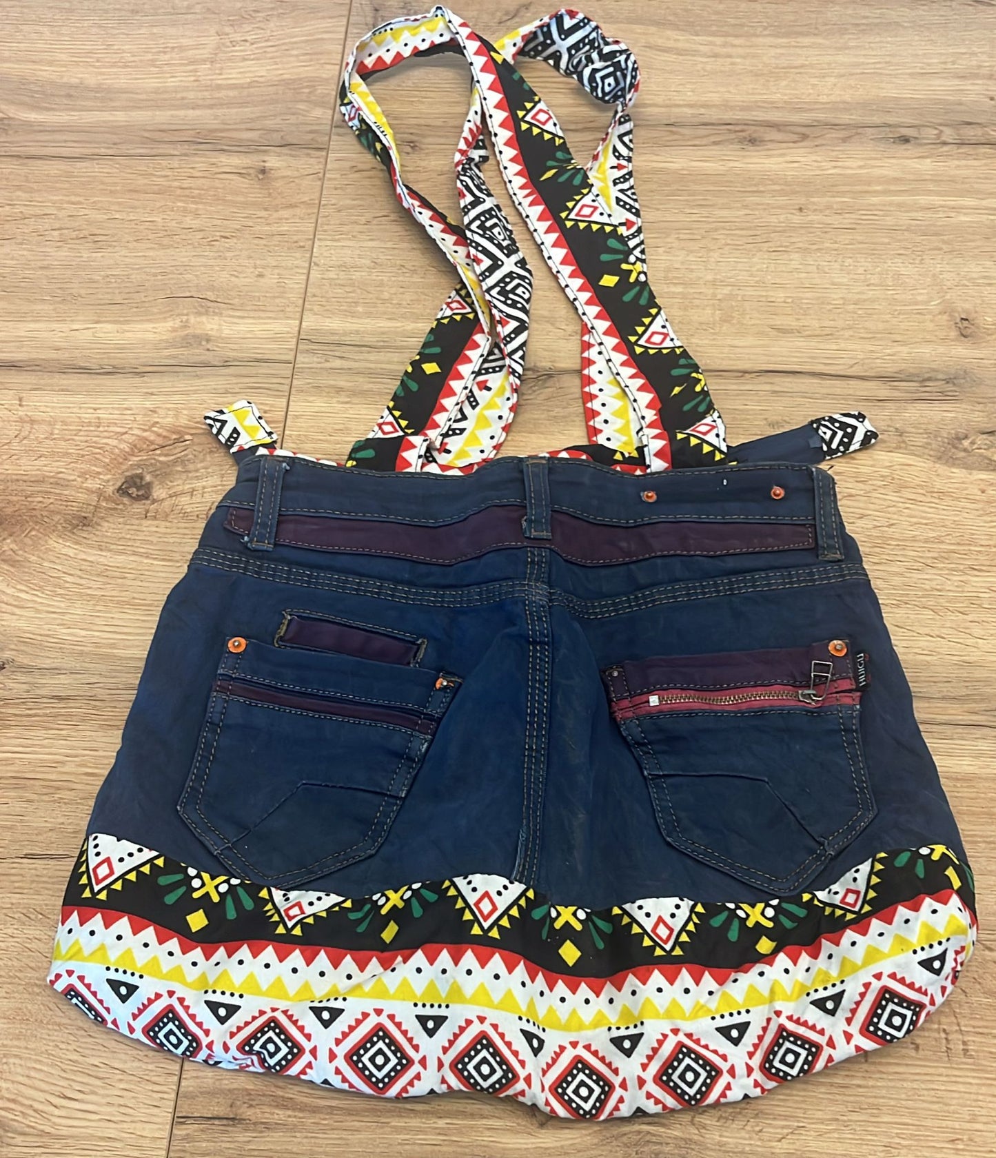 SAC À MAIN EN JEAN & TISSU WAX – Artisanat de Madagascar Pièce unique & éthique | Création faite main par Mme Yvonne | Style moderne & authentique