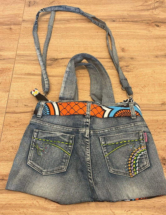 SAC À MAIN EN JEAN & TISSU WAX – Artisanat de Madagascar Pièce unique & éthique | Création faite main par Mme Yvonne | Style moderne & authentique