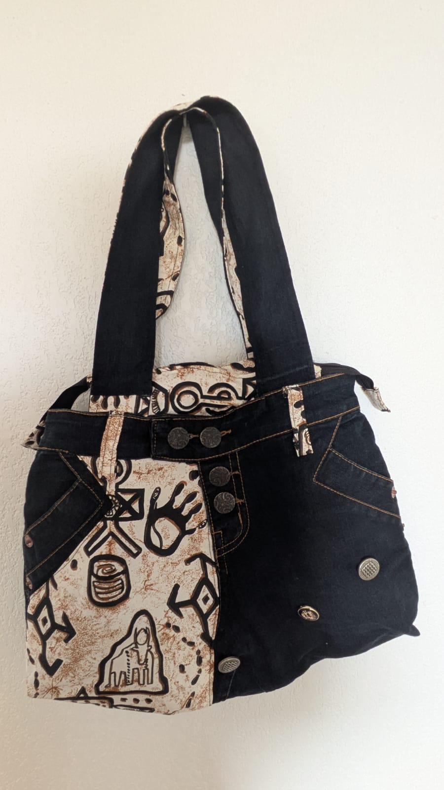 SAC À MAIN EN JEAN & TISSU WAX – Artisanat de Madagascar Pièce unique & éthique | Création faite main par Mme Yvonne | Style moderne & authentique