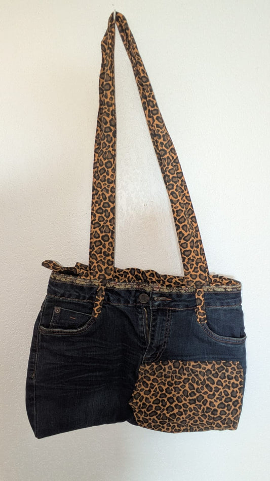 SAC À MAIN EN JEAN & TISSU WAX – Artisanat de Madagascar Pièce unique & éthique | Création faite main par Mme Yvonne | Style moderne & authentique