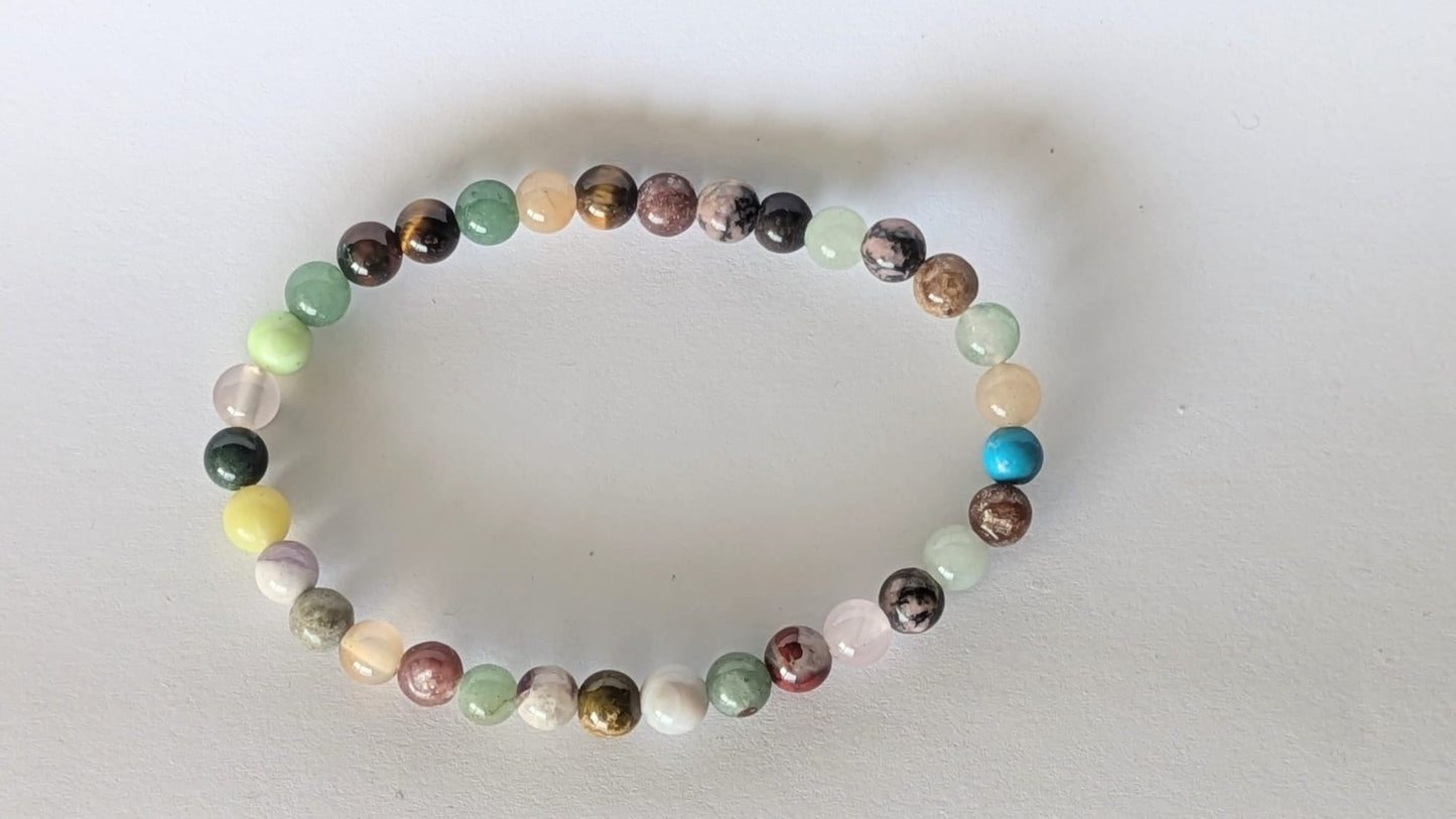 BRACELET MIXTE – Perles 6 mm – Artisanat de Madagascar Bracelet harmonieux & lumineux | Mélange de perles colorées | Bracelet élastique fait main