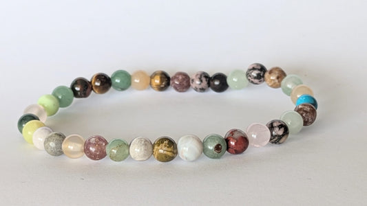 BRACELET MIXTE – Perles 6 mm – Artisanat de Madagascar Bracelet harmonieux & lumineux | Mélange de perles colorées | Bracelet élastique fait main
