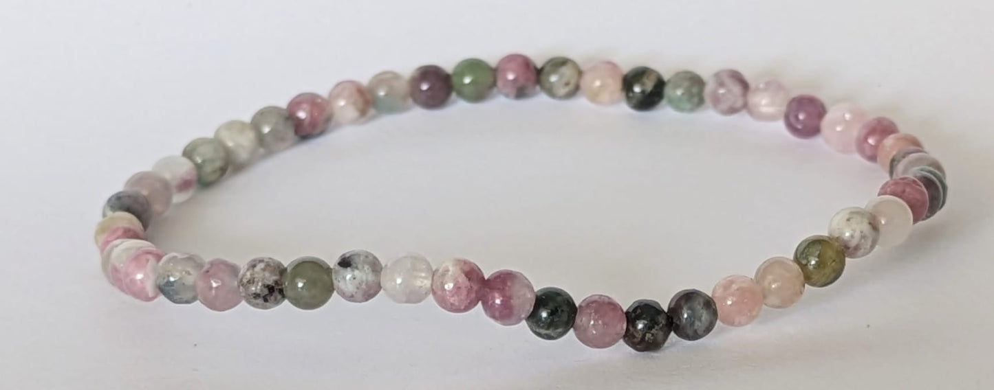BRACELET EN TOURMALINE – Perles 4 mm – Artisanat de Madagascar Pierre de protection & équilibre émotionnel | Noir profond ou multicolore naturel | Bracelet élastique fait main