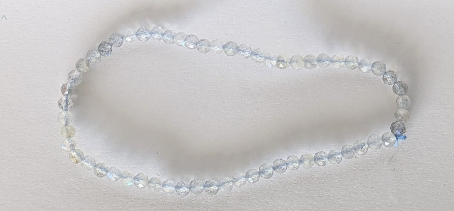 BRACELET EN LABRADORITE FACETE – Perles 2 mm facetées – Artisanat de Madagascar Pierre de protection & intuition | Reflets irisés naturels | Bracelet élastique fait main