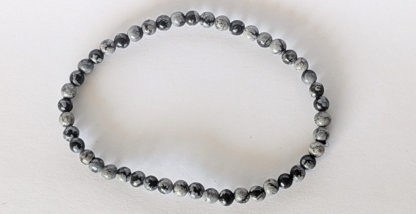 BRACELET EN OBSIDIENNE NEIGE – Perles 4 mm – Artisanat de Madagascar Pierre d’équilibre & protection douce | Noir moucheté naturel | Bracelet élastique fait main