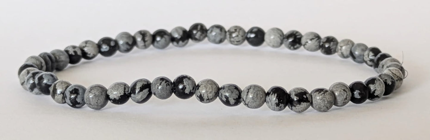 BRACELET EN OBSIDIENNE NEIGE – Perles 4 mm – Artisanat de Madagascar Pierre d’équilibre & protection douce | Noir moucheté naturel | Bracelet élastique fait main
