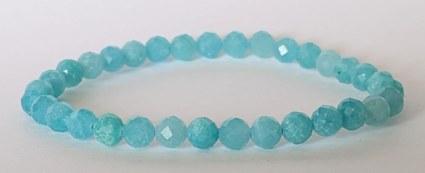 BRACELET EN AMAZONITE FACETE – Perles 4 mm facetées – Artisanat de Madagascar Pierre d’apaisement & expression | Bleu‑vert naturel | Bracelet élastique fait main
